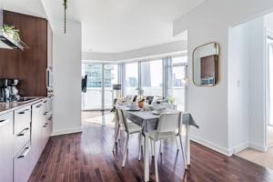 Sunny 2 Bedroom Condo in Downtown Toronto CN Tower, Lake View Balcony