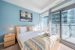 Sunny 2 Bedroom Condo in Downtown Toronto CN Tower, Lake View Balcony