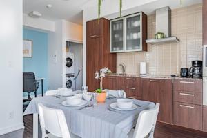 Sunny 2 Bedroom Condo in Downtown Toronto CN Tower, Lake View Balcony