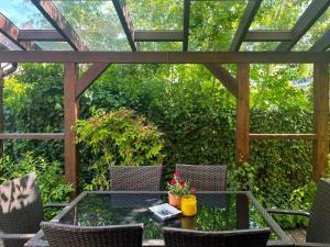 Bright 4 bedroom House with living room, work place & garden Warsaw