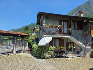 La Casetta di Laura intera casa indipendente vista lago ideale per famiglie e coppie a 5 chilometri da Varenna