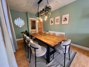 Central Cardiff Gem- Sleeps 12- Free Street Parking