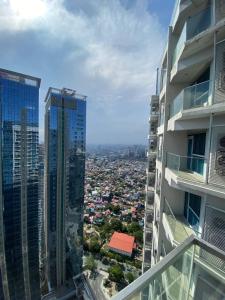 Azure Beach Resort Modern Condo Near SM Bicutan and BGC