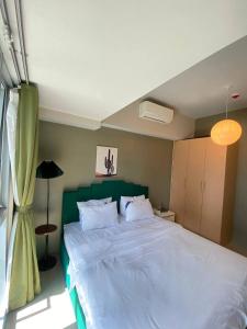 Azure Beach Resort Modern Condo Near SM Bicutan and BGC