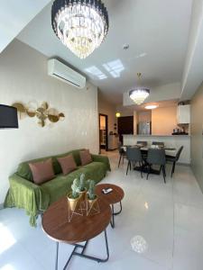 Azure Beach Resort Modern Condo Near SM Bicutan and BGC