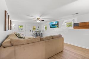 Modern 1 BR Basement Suite Near LakePoint and KSU