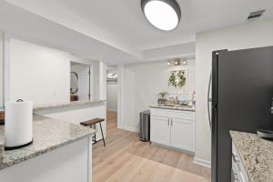 Modern 1 BR Basement Suite Near LakePoint and KSU