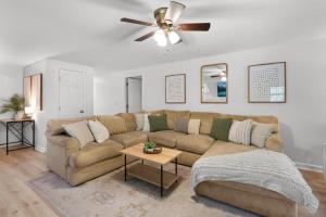 Modern 1 BR Basement Suite Near LakePoint and KSU