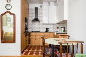 Ochota Colorful Apartment by BookingHost