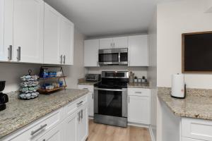 Modern 1 BR Basement Suite Near LakePoint and KSU