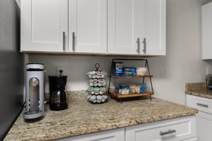 Modern 1 BR Basement Suite Near LakePoint and KSU