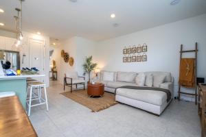 Cozy DLuxx Vacation Home Close to Disney 1046
