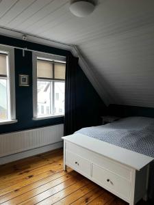 Stylish 3BR Home with Hot Tub Near Reykjavík