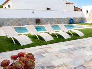 Casa con piscina privada zona de barbacoa y porche estilo bar ideal para relajarse y disfrutar al aire libre