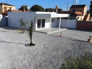 Casa con piscina privada zona de barbacoa y porche estilo bar ideal para relajarse y disfrutar al aire libre