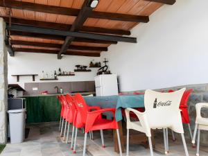 Casa con piscina privada zona de barbacoa y porche estilo bar ideal para relajarse y disfrutar al aire libre