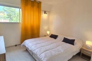AC Apt with Balcony in Saint-Raphaël