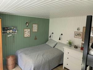 Summer House With Cozy Garden Near The Beach