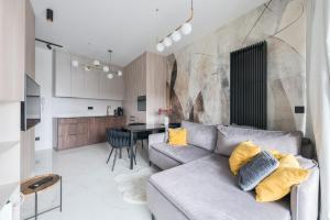 Black Amber Apartment with a view of the Motława River