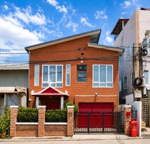 Phnom Penh - 4 Bedroom Luxury Town House