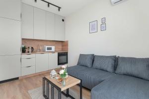 Air-conditioned Apartment with a Balcony in the City Centre by Noclegi Renters