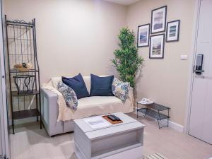 Cozy Condo near MRT station and malls