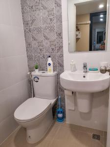 Cozy Condo near MRT station and malls