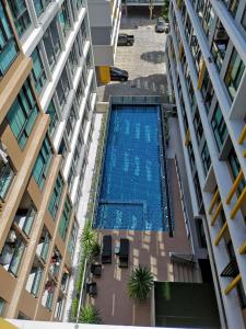 Cozy Condo near MRT station and malls