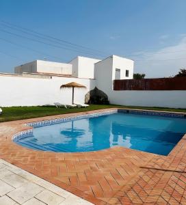 Chalet con piscina privada no aceptamos grupos de jovenes