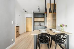 Comfortable Apartment with Parking & Garden by Noclegi Renters