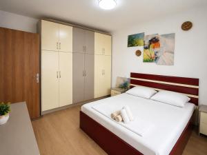 Cozy Escape Apartment Golem