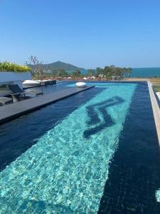 Modern Condo Infinity Pool Gym Near Beach