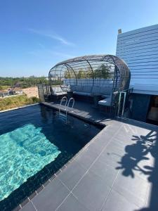 Modern Condo Infinity Pool Gym Near Beach