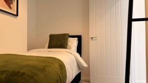 Well-appointed 3-bedroom home in Cambridge with free private parking on site