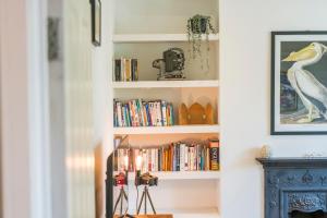 Acton - Artistic and Cosy 4 Bed - Modern, Quiet, Sleeps 7, Spacious
