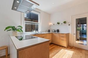 Acton - Artistic and Cosy 4 Bed - Modern, Quiet, Sleeps 7, Spacious