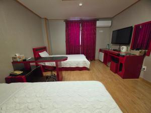 Happy Hotel