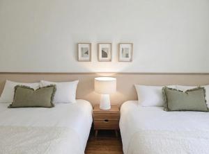 open 5 minutes to Sinsa Station ,5 minutes to airport bus, spacious living room ,Garosu-gil ,COEX ,plastic surgery,hotel bedding