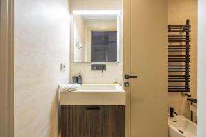 Luxury in the center 1bedroom apartment with AC and balcony