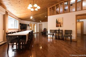 La Tour Boisée with Private Spa & Pool, Pool Table