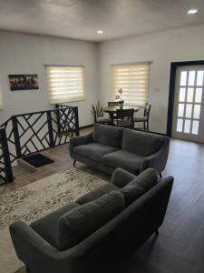 Spacious 2-BR, Bright & Private Top Floor Retreat - Portmore Pines