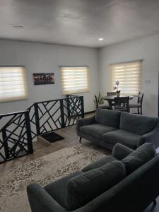 Spacious 2-BR, Bright & Private Top Floor Retreat - Portmore Pines