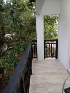 Spacious 2-BR, Bright & Private Top Floor Retreat - Portmore Pines
