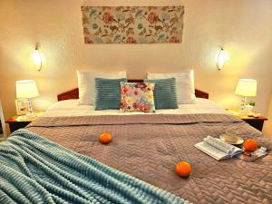 Elegant Lotus Apartment with Park Views between Art Nouveau District & Old Town