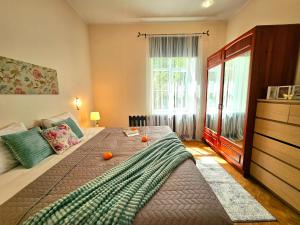 Elegant Lotus Apartment with Park Views between Art Nouveau District & Old Town