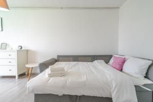Gagarina Charming Apartment by BookingHost