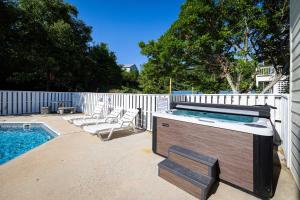 Walk to Beach with Private Pool in the Heart of Duck