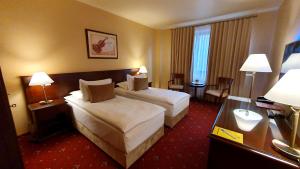 GARDEN Club - Hotel & Restaurant - FREE Outdoor Pool & Parking
