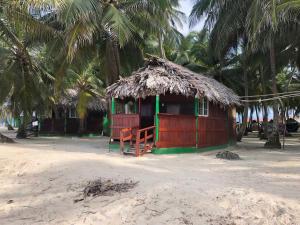 Cabañas frente al mar Isla de Guna Yala Aroma
