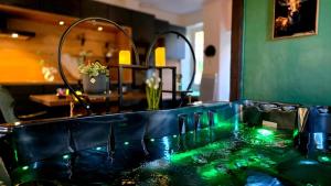 Ecrin dexception avec jacuzzi et salon cinéma